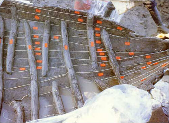 Red tags identify parts of the stern, white outlines the planks