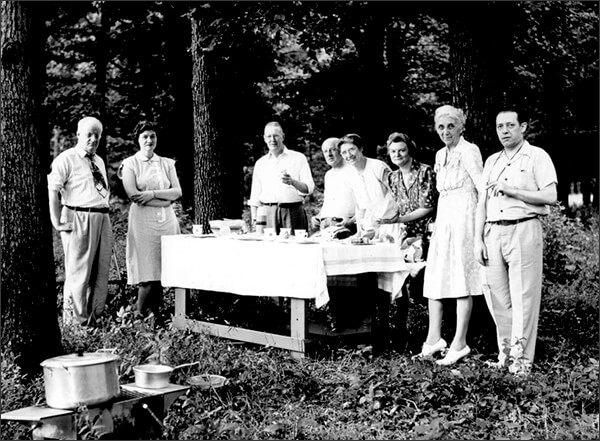 A group of Forumites at the annual picnic at Dr. Sadler's Beverly Shores property, circa mid-1950s